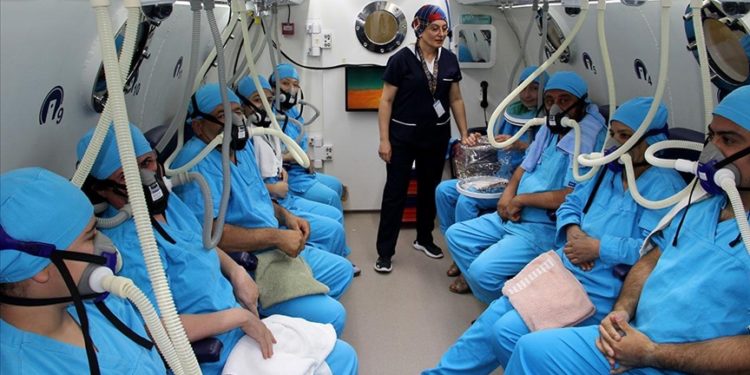 Ani işitme kaybı yaşayan emekli öğretmen hiperbarik oksijen tedavisiyle iyileşti