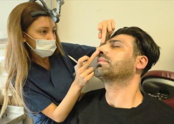 Kaburgasından alınan kıkırdakla eğri burnu düzeltilen genç, rahat nefes aldı