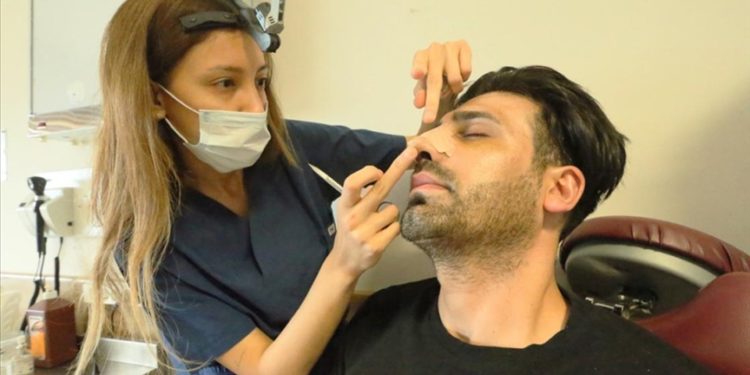 Kaburgasından alınan kıkırdakla eğri burnu düzeltilen genç, rahat nefes aldı