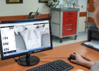 Çengelli iğne yutan 10 aylık bebek zamanında müdahaleyle kurtuldu