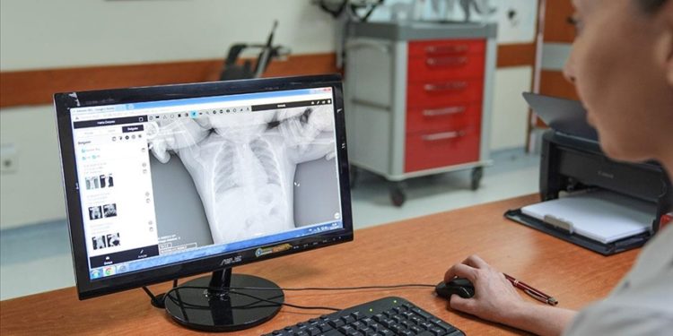 Çengelli iğne yutan 10 aylık bebek zamanında müdahaleyle kurtuldu