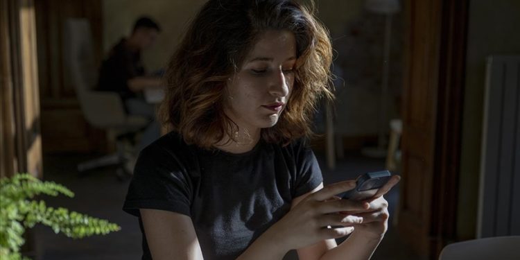 Dijital çağda çocukların “hareketsiz sosyalleşmesi” omurga sağlığını etkileyebilir