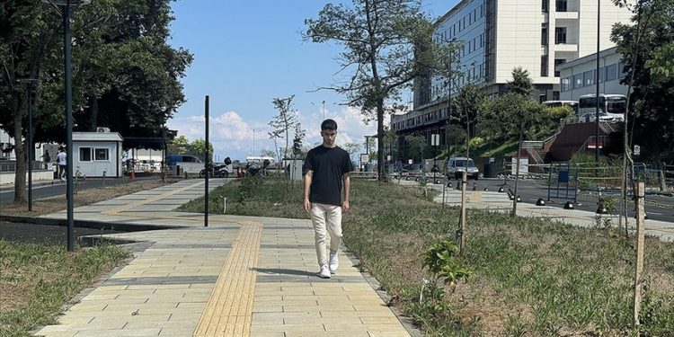 Sol bacağı 4 santimetre kısa olan genç artık akranları gibi yürüyebiliyor