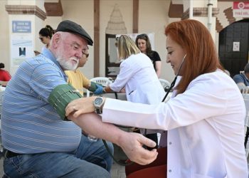 Cami avlusunda şeker hastalığını öğrenen Celal dededen “sağlık taramasına katılın” çağrısı