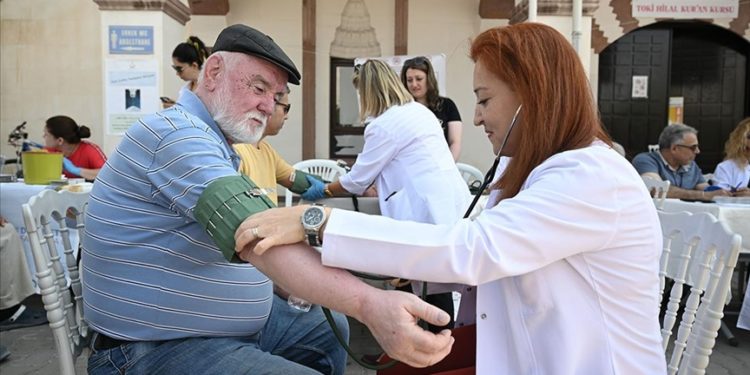 Cami avlusunda şeker hastalığını öğrenen Celal dededen “sağlık taramasına katılın” çağrısı