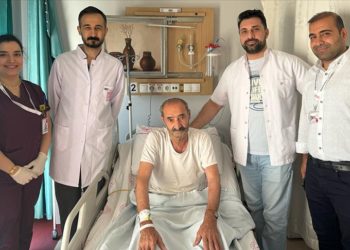 Bel ve kasık damarlarında anevrizma tespit edilen hastaya kapalı yöntemle tedavi