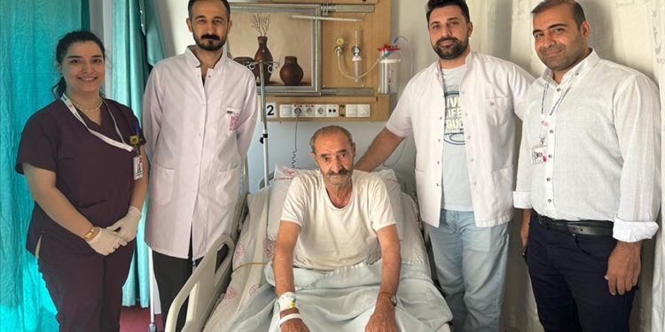 Bel ve kasık damarlarında anevrizma tespit edilen hastaya kapalı yöntemle tedavi