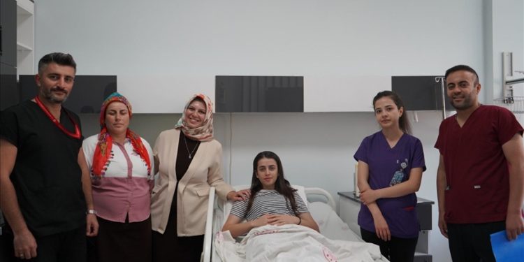 Şırnak'ta genç kızın karaciğerindeki 10 santimetrelik kist operasyonla alındı