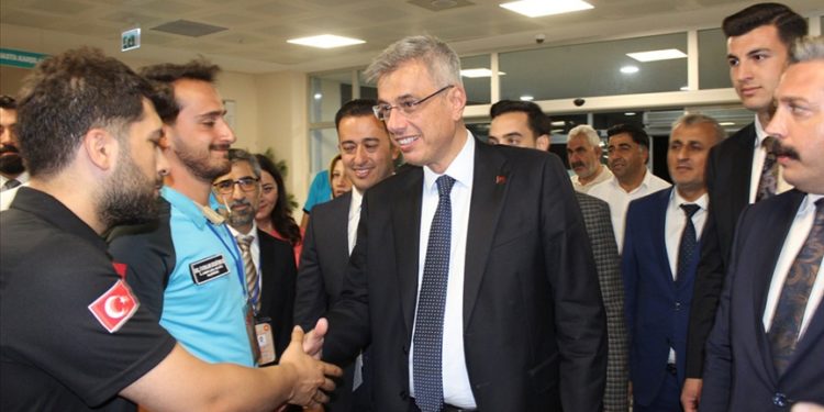 Sağlık Bakanı Kemal Memişoğlu'ndan Ahlat Devlet Hastanesine ziyaret