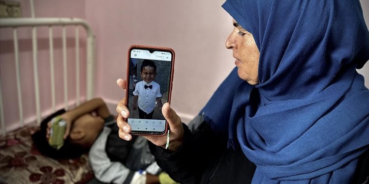 Gözündeki tümör nedeniyle acılar içinde kıvranan Gazzeli Muhammed, tedavi olmayı bekliyor