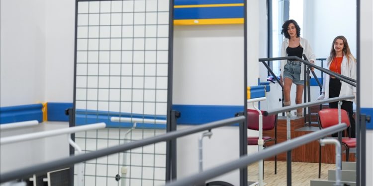 Staj yaptığı hastanedeki arkadaşları yeniden yürümesini sağladı