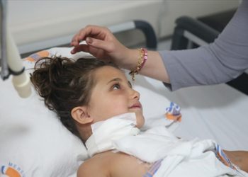 Çenesine saplanan demir korkuluktan zorlu ameliyatla kurtuldu