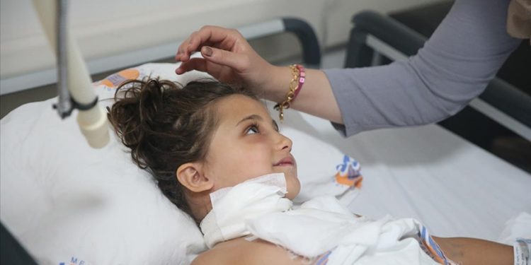 Çenesine saplanan demir korkuluktan zorlu ameliyatla kurtuldu