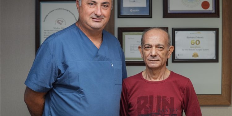 Bacağından alınan toplardamarın bağırsak atardamarına bağlanmasıyla hayata döndü