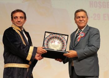 Yerli aşı TURKOVAC’ı geliştiren Prof. Dr. Özdarendeli’ye Ahilik kaftanı giydirildi