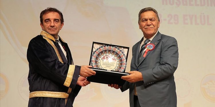 Yerli aşı TURKOVAC’ı geliştiren Prof. Dr. Özdarendeli’ye Ahilik kaftanı giydirildi