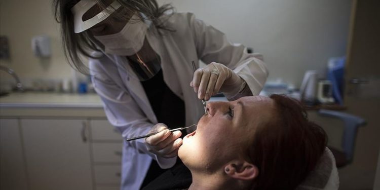 Diş sıkma alışkanlığı diş kaybına yol açabilir