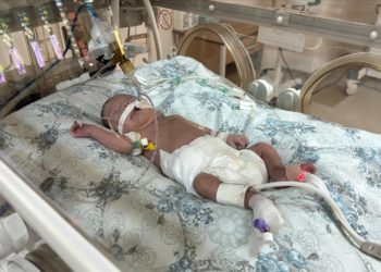 Balıkesir’de prematüre doğan bebek İstanbul’dan gelen kalp cerrahının operasyonuyla sağlığına kavuştu