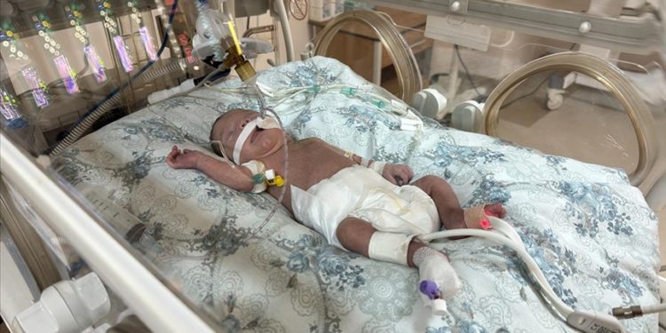 Balıkesir’de prematüre doğan bebek İstanbul’dan gelen kalp cerrahının operasyonuyla sağlığına kavuştu