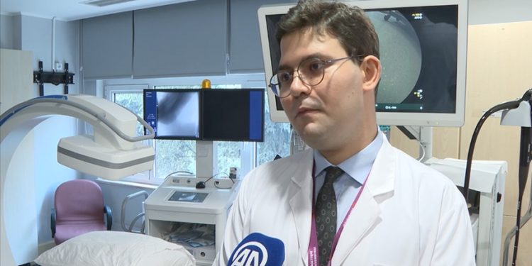 Türk doktor, “endoskopik tüp mide” uygulamasında, Harvard’ın yetkilendirdiği tek yabancı hekim oldu