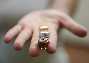 “Küpe” tasarımlı işitme cihazı estetik görünümüyle kişilere özgüven sağlıyor