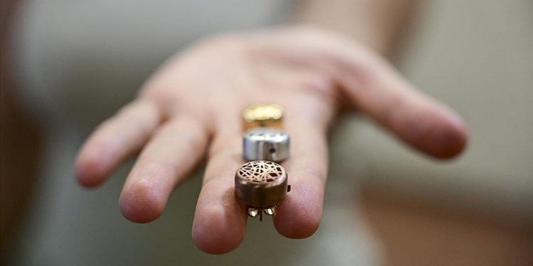 “Küpe” tasarımlı işitme cihazı estetik görünümüyle kişilere özgüven sağlıyor