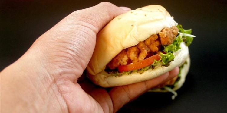 Sağlıksız beslenme genç yaşta kalp damar hastalığına yol açabiliyor