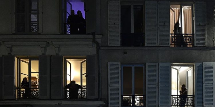 Kovid-19 sürecindeki sokağa çıkma yasakları genç kızların beyinlerini daha fazla yaşlandırmış