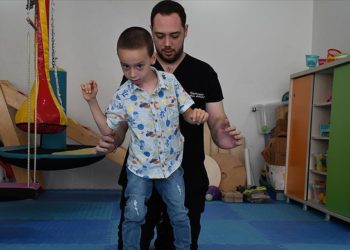 Serebral palsili Deniz, fizik tedaviyle ilk adımını 7 yaşında attı