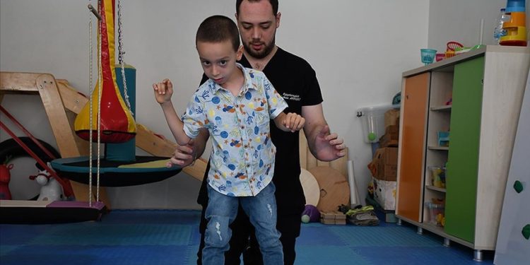 Serebral palsili Deniz, fizik tedaviyle ilk adımını 7 yaşında attı