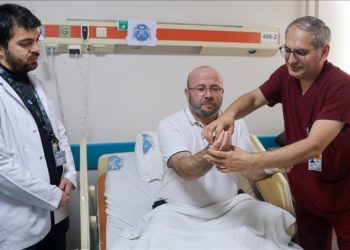 Ani ölüme neden olan beyindeki damar yumağına kasıktan girilerek müdahale edildi