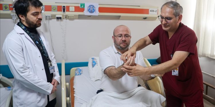 Ani ölüme neden olan beyindeki damar yumağına kasıktan girilerek müdahale edildi