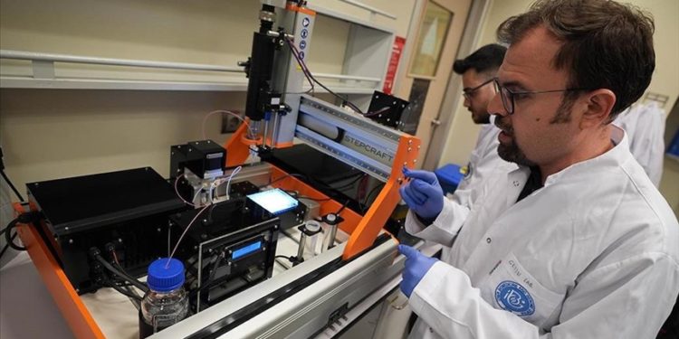 Kanser ve ilaç araştırmalarında hücre çalışmalarını hızlandıracak robot geliştirildi