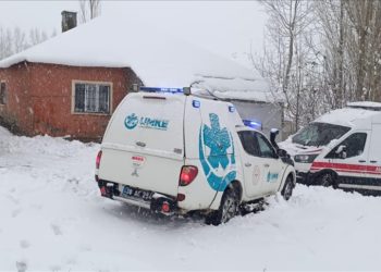 Yüksekova'da yolu kardan kapanan köylerdeki 4 hasta ekiplerce hastaneye ulaştırıldı