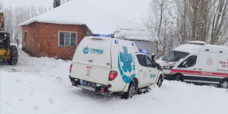 Yüksekova'da yolu kardan kapanan köylerdeki 4 hasta ekiplerce hastaneye ulaştırıldı