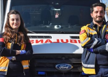Sağlık çalışanı çift, aynı ambulansta hastaların imdadına yetişiyor