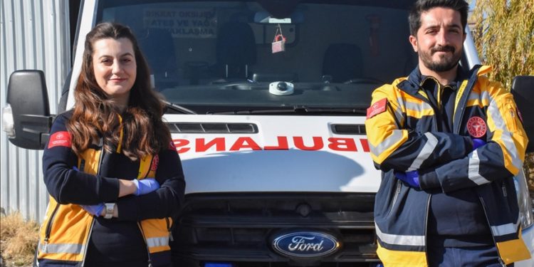 Sağlık çalışanı çift, aynı ambulansta hastaların imdadına yetişiyor