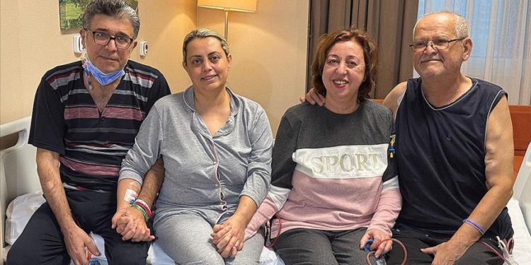 İzmir’de çapraz böbrek nakliyle eşlerine hayat verdiler