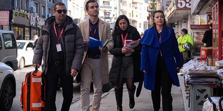 İzmir’de “sağlık timi” engelli ve yaşlıların ayağına gidiyor