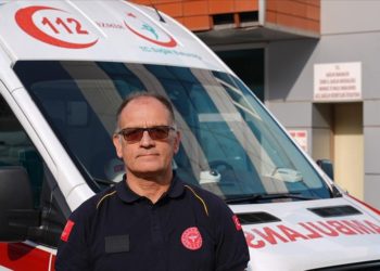 Acil sağlık ekibinde görevli doktor, 26 yıldır zamanla yarışıp hayat kurtarıyor