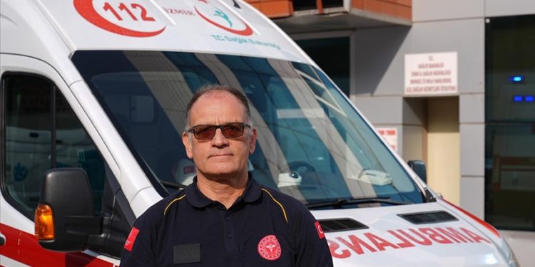 Acil sağlık ekibinde görevli doktor, 26 yıldır zamanla yarışıp hayat kurtarıyor
