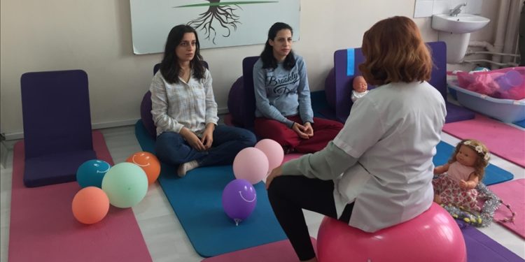 Gebe okulu, kadınları doğuma ve anneliğe hazırlanıyor