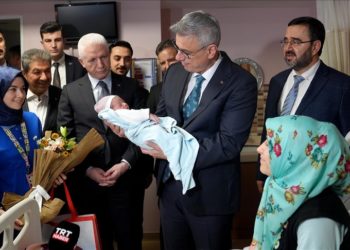 Sağlık Bakanı Memişoğlu, İstanbul’da yeni yılın ilk bebeğini ziyaret etti