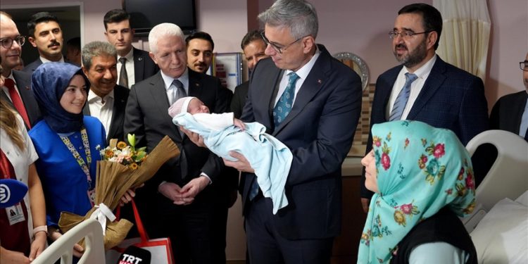 Sağlık Bakanı Memişoğlu, İstanbul’da yeni yılın ilk bebeğini ziyaret etti